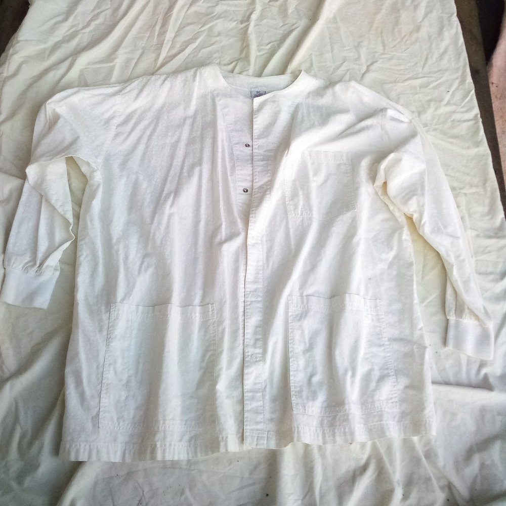 SCRUBS White Long Sleeve Snap Front white pattern Scrub Top Size 3XL